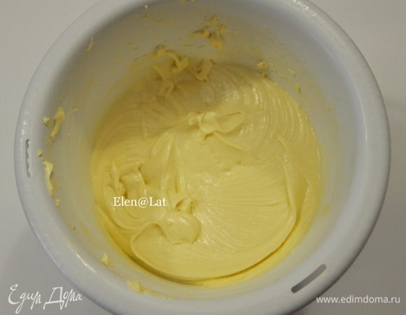 Растопить сливочное масло и ввести в яичную смесь. Добавить крахмал, разрыхлитель и муку и все тщательно перемешать.