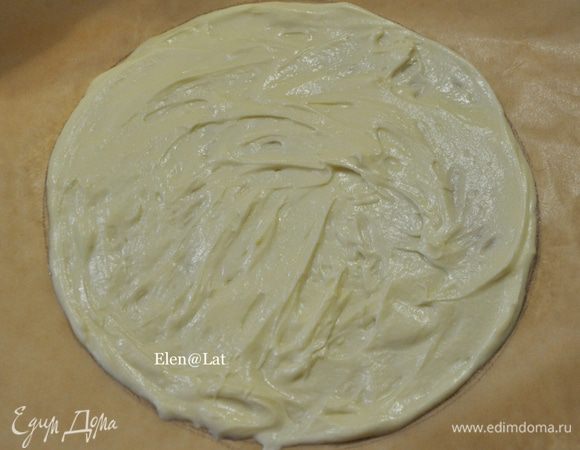Тесто разделить на 8 частей. На пергаменте нарисовать круг диаметром 20 см. Одну часть теста ложкой распределить  по всему диаметру. Выпекать коржи в заранее разогретой до 200С духовке 4 минуты.
Коржи оствобождать от бумаги еще теплыми. 