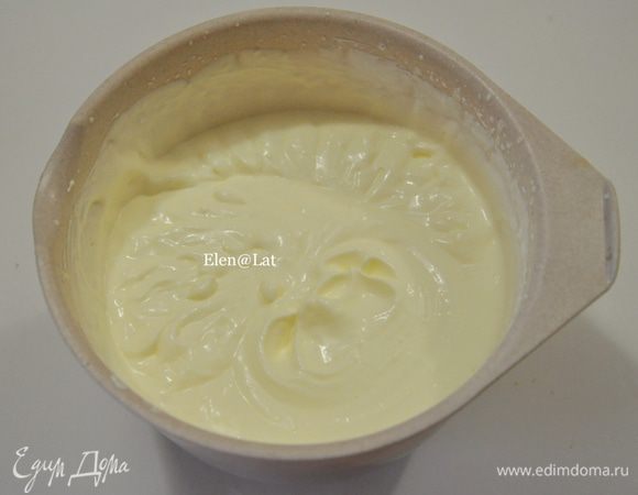 Пока пекутся коржи готовим крем. Для этого взбить сливки с сахаром в крем. 