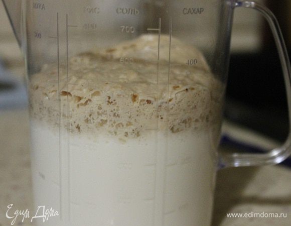 Сначала делаем опару. Молоко подогреть до теплого состояния, всыпать в него сахар, дрожжи и размешать. Оставить на 15-20 минут. До образования такой шапочки.