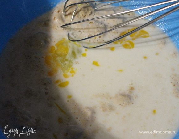 Затем подошедшую опару выливаем в глубокую миску. Добавляем к ней яйцо, ванильный сахар, обычный сахар и растопленное сливочное масло, хорошо все перемешиваем. Далее добавляем постепенно просеянную муку.