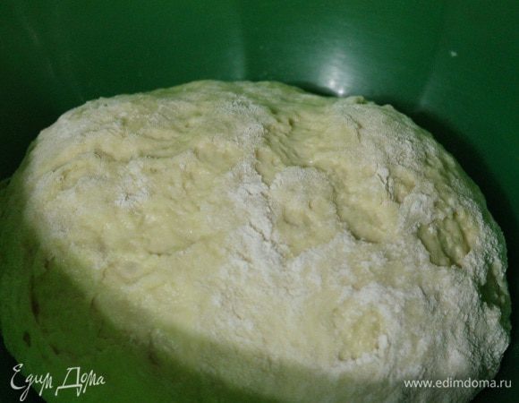 Тесто должно получится мягкое и не липнуть к рукам. Перекладываем его в чистую миску, накрываем полотенцем и оставляем на час в теплом месте.