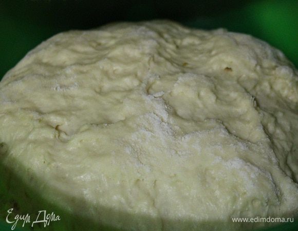 Через час тесто должно увеличиться в 2,5 раза. Обминаем его и оставляем еще на 30 минут.