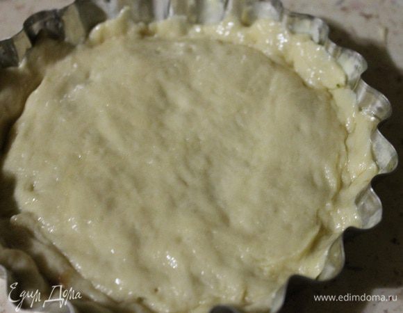 Формочки смазываем сливочным маслом. Раскатываем кусочек теста нужного диаметра, кладем в формочку, пальчиками распределяем по дну и краям. Сверху выкладываем нектарины.