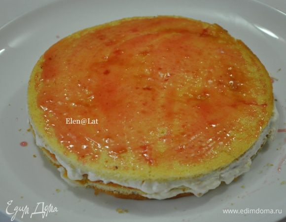 Теперь собираем торт. Для этого, каждый корж смазываем тонким слоем красно-смородиного джема. 