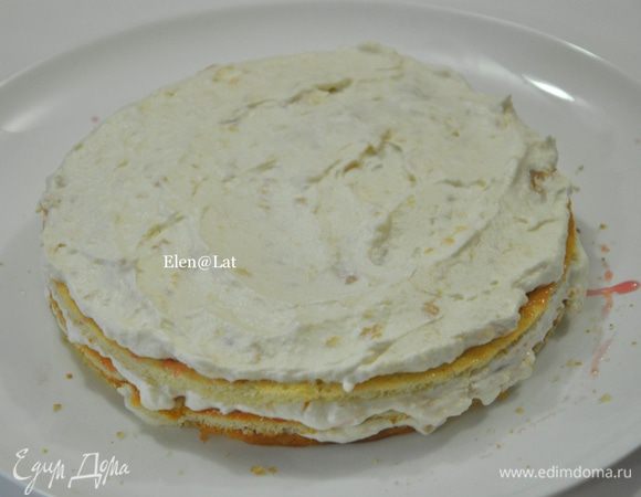 На него выкладываем крем. Затем снова корж, джем и крем. И так до конца. 