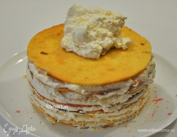 Затем весь торт обмазать кремом.  Поставить торт в холодильник на несколько часов.