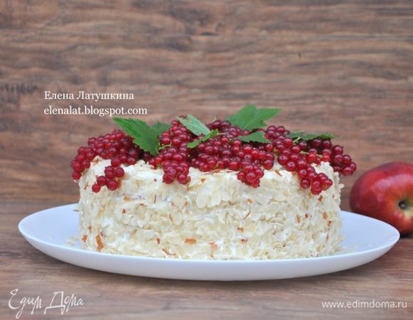 Бока торта обсыпать лепестками. У меня только не миндаль, а арахис. В перечне ингредиентов их нет) 
Желатин замочить в воде и дать набухнуть. Растопить в микроволновке, но не кипятить. Растворить в нем сахар. Теперь окунаем веточки красной смородины в желатин и укладывать на торт. Листочки непременно тоже. В таком виде ягодки и листочки в холодильнике, будут оставаться достаточно долго в свежем виде. 