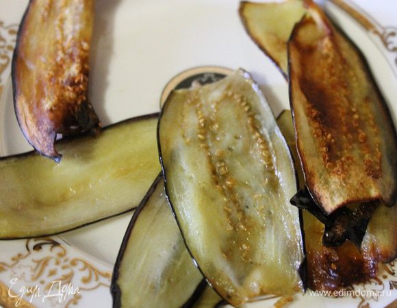 Баклажаны тонко нарезать вдоль, (понадобится 6 полосок). И обжарить с 2 ст.л. растительного масла.