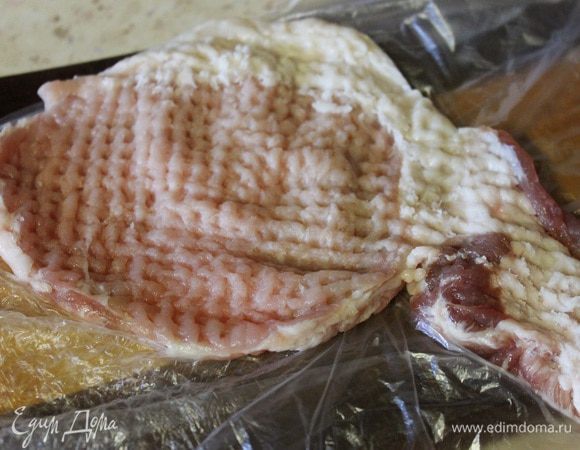 Три стэйка корейки без кости отбить молотком.