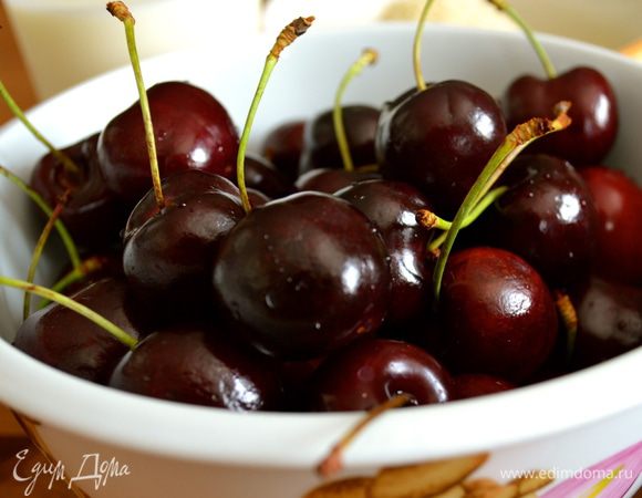 Черешню вымыть и обсушить. Лучше всего взять сорт крупной темной черешни (типа Vignola).