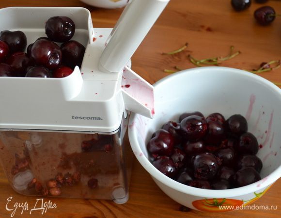 Удалить косточки. У меня этот процесс теперь занимает минимум времени за счет использования замечательной машинки для удаления косточек, полученной мной за участие в конкурсе «Французская кухня»! Необыкновенно удобно и быстро! А главное — ягоды сохраняют свой первоначальный вид.