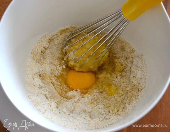 Духовку разогреть до 180°C. Два яйца разделить на белки и желтки. Сливочное масло растопить на водяной бане. В миске смешать миндальную и пшеничную муку. Добавить сахар и щепотку соли. Добавить 1 целое яйцо и перемешать.