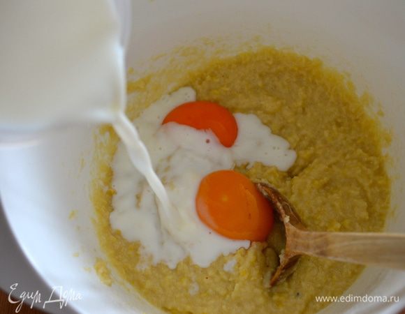 Затем добавить 2 желтка, растопленное масло и молоко... Можно добавить 1–2 ст. л. рома, но я не добавляла. Размешать все до однородности.