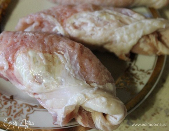 Получилось три пухленьких рулетика.