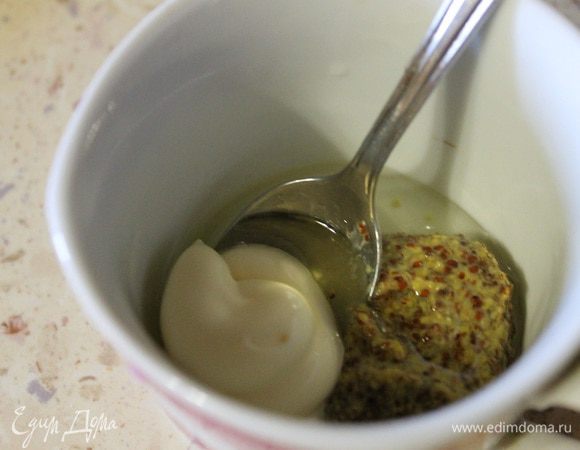 Для соуса, все вместе смешать.