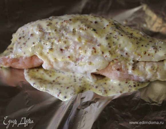 Отрываем небольшой кусок фольги, на середину кладем 1 ч.л. соуса, на него рулетик, сверху опять соус. Заворачиваем как конфетку.