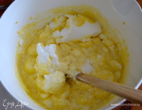 Отдельно взбить белки до пиков и осторожно добавить их к общей массе. Перемешать осторожно заворачивающими движениями.