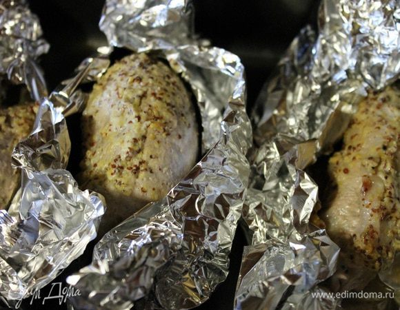 Запекаем 30 минут при температуре 200 градусов. Потом раскрываем фольгу и запекаем еще 10-15 минут.