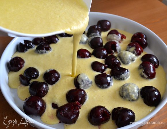 Залить ягоды тестом. При необходимости разровнять ягоды в тесте.