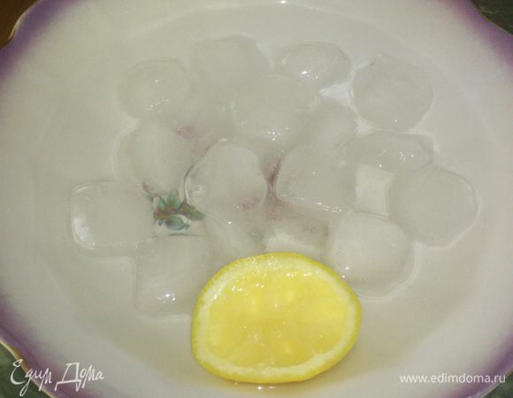 Емкость (миска, кастрюлька) наполняем льдом, заливаем холодной водой, выжимаем туда сок 1/4 лимона. Я и выжатую лимонную попку тоже бросаю, пусть плавает))))