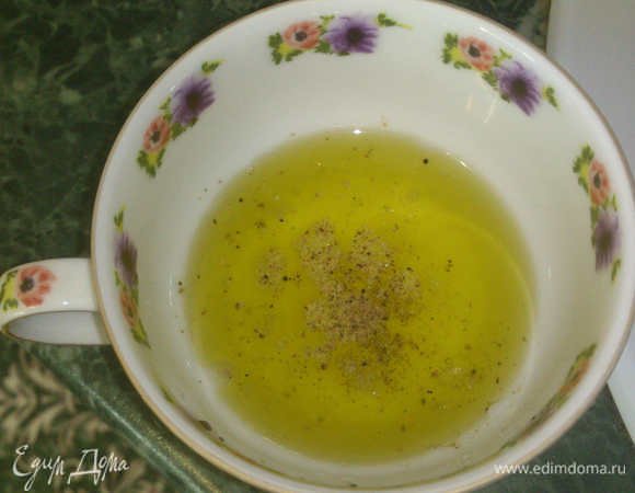 Готовим масляную заправку. В оливковое масло добавляем лимонный сок (ориентировочно 3 части масла:1 часть сока, а так по вкусу), немного соли и свежемолотого перца. Пусть постоит.