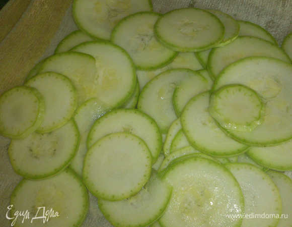 Достаем кабачки из воды. Лучше их быстро просушить на полотенце или салфетке от воды.