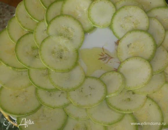 Выкладываем на тарелку и поливаем масляной заправкой.