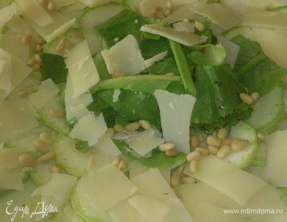 Посыпаем сыром и орешками. Остальное украшение по Вашему желанию. У меня был привезен салат с дачи, вот и пошел в дело))) А можно и рукколу (кстати, предварительно замочите ее в той же ледяной воде на несколько минут), а еще красиво смотрятся помидорки-черри или маленькие кусочки вяленых помидор. Короче, здесь простор для фантазии)))