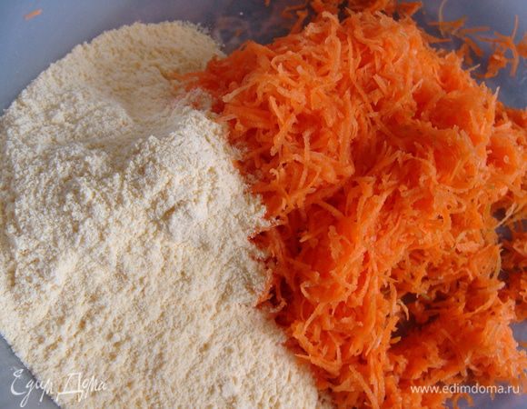 Морковь натереть на мелкой терке. Добавить кукурузную и цельнозерновую муку.