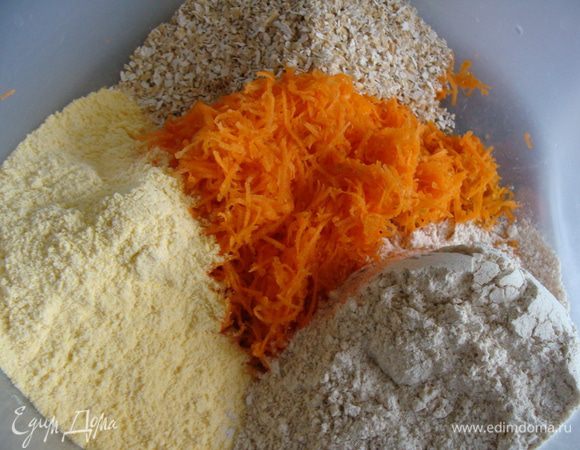 
Положить крахмал, соду, соль и сахар.