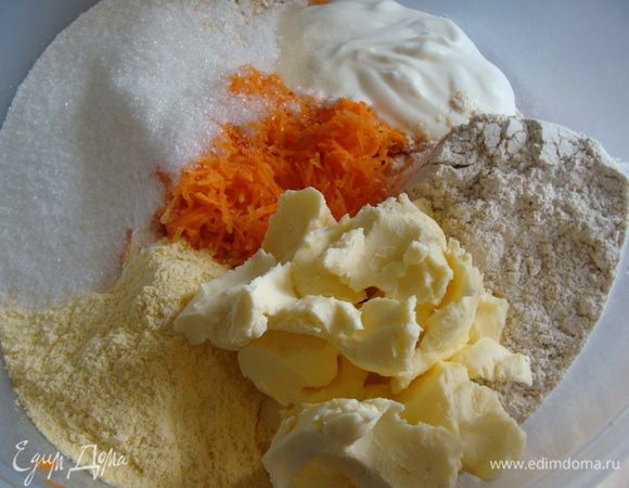 
Кладем размягченное сливочное масло и сметану. Замешиваем тесто.