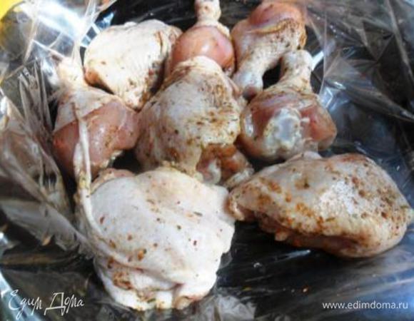 Курицу (если у вас целая) разделать на порционные кусочки. Посолить. Натереть приправой.
Пакет 9или рукав для запекания) положить на противень. Подготовленные куски курицы выложить в пакет для запекания