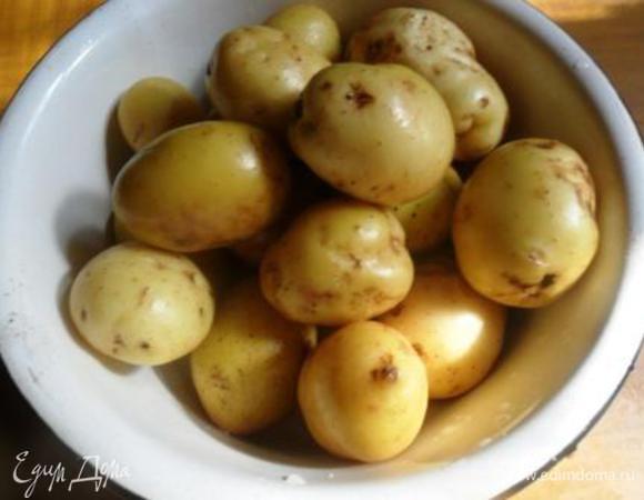 Молодой картофель вымыть, обсушить.