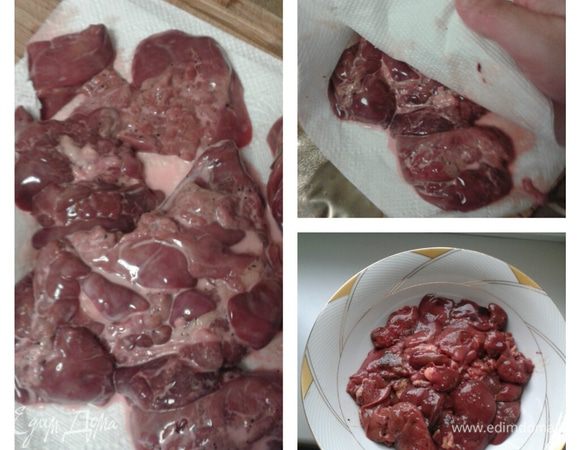 Куриную печень помыть, просушить бумажным полотенцем, порезать небольшими кусочками. Можно немного выдержать в молоке. 

