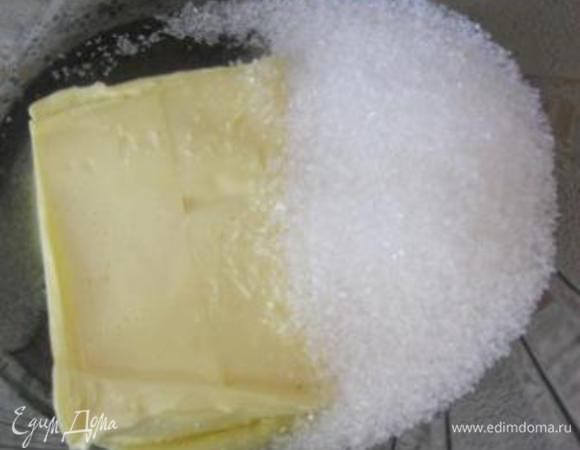 Сливочное масло комнатной температуры взбить венчиком с сахаром.