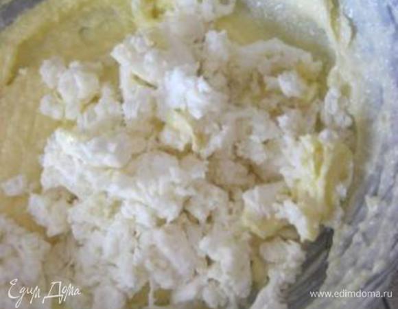 Добавить творог, перемешать.