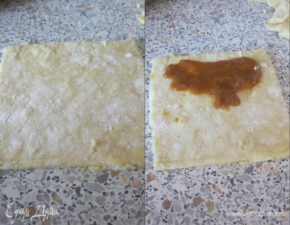 Раскатать тесто, толщиной 3-5 мм.
Нарезать на квадраты - 8 х 8 см.
На каждый квадрат выложить начинку.
* Начинка, может быть любая)
