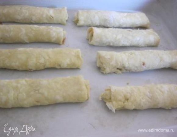 Разогреть духовку.
Свернуть трубочкой, края защипать.
Выложить заготовки  на противень.
Выпекать 20-25 минут, при Т 180 С.
* Можно сверху посыпать сахаром.
