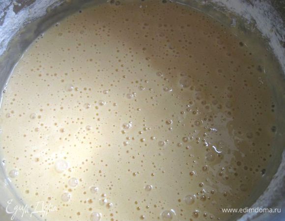 В результате должна получиться масса, похожая на тесто для блинов.