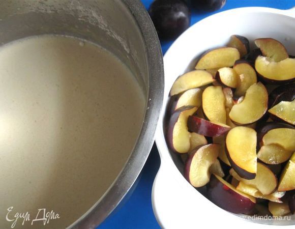 Сливы помыть, освободить от косточек, нарезать на кусочки.