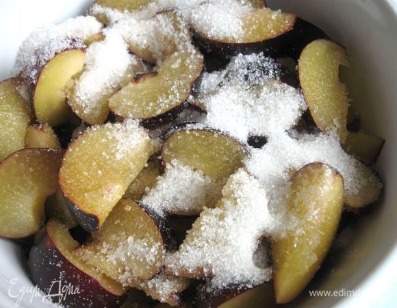 Посыпать 2 ст. ложками (35 г) сахарного песка.