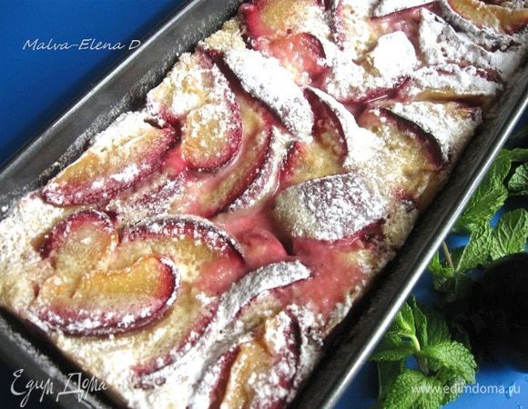 Перед подачей остудить до теплого состояния (можно полностью, поставив после остывания в холодильник на некоторое время) и посыпать сахарной пудрой.