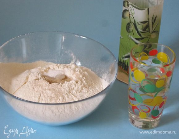 Для питы просеять муку, добавить сухие дрожжи, соль, 1 столовую ложки оливкового масла.