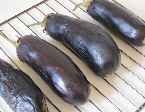Для салата баклажаны  вымыть, наколоть вилкой.