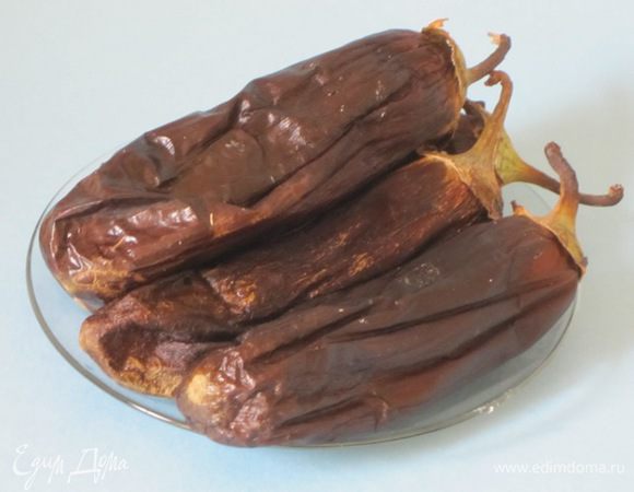 Выпекать 30-40 минут в духовке при 200 С., пока кожица не сморщится, а мякоть не станет мягкой.