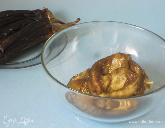 Очистить баклажаны от кожицы.