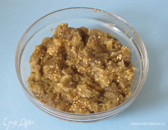 Раздавить мякоть вилкой. Добавить свежемолотый черный перец и соль.