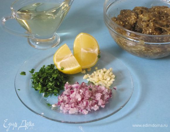 Лук, чеснок и зелень петрушки мелко нарезать.