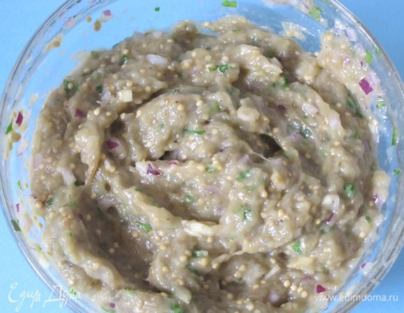 Затем добавить сок лимона и оливковое масло, взбивая вилкой.